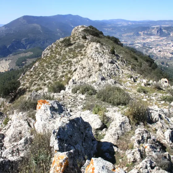 PUEBLO IBERO EN FINCA LES TORRETES EN LA CIMA DE LA MONTAÑA