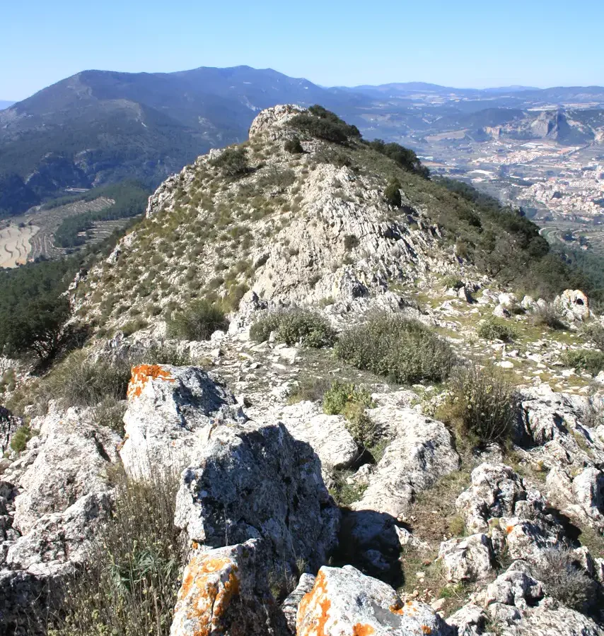 PUEBLO IBERO EN FINCA LES TORRETES EN LA CIMA DE LA MONTAÑA