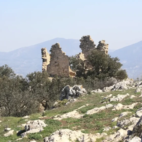 PUEBLO IBERO EN FINCA LES TORRETES EN LA CIMA DE LA MONTAÑA