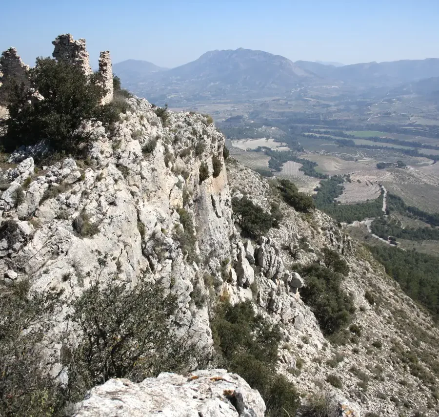PUEBLO IBERO EN FINCA LES TORRETES EN LA CIMA DE LA MONTAÑA
