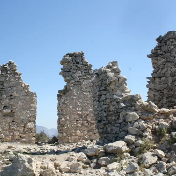 PUEBLO IBERO EN FINCA LES TORRETES EN LA CIMA DE LA MONTAÑA